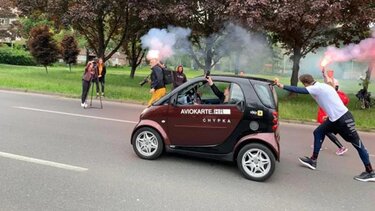 Mπήκε στο βιβλίο Γκίνες γιατί έσπρωχνε αυτοκίνητο για 24 ώρες!