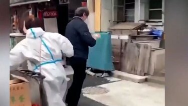 Σανγκάη: Παίρνουν ηλικιωμένους σηκωτούς από τα σπίτια τους