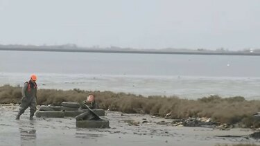 Η άμπωτη στο Θερμαϊκό αποκάλυψε έναν υποθαλάσσιο σκουπιδότοπο