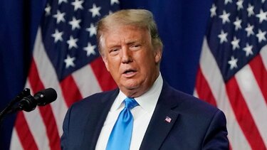 Νέα επίθεση Τραμπ: Χαρακτήρισε «ηλίθιους» αυτούς που κυβερνούν τις ΗΠΑ