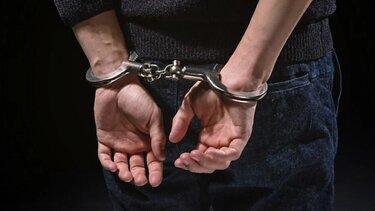 Βρέθηκε με πιστόλι, γεμιστήρα και φυσίγγια 