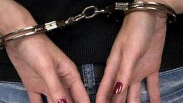 Σύλληψη 34χρονης για ληστεία και κλοπές στην Αθήνα