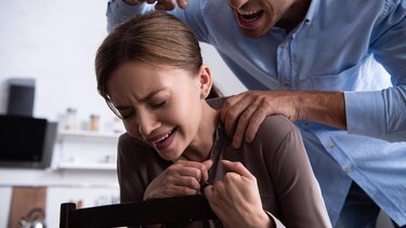 Άγριος καυγάς ζευγαριού μπροστά στα ανήλικα παιδιά τους