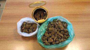 Σχεδόν μισό κιλό κάνναβης ... στο σπίτι του