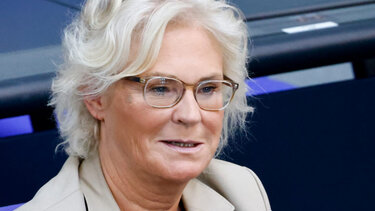 Σάλος με την υπουργό Άμυνας της Γερμανίας - Ο γιος της ταξίδευε με στρατιωτικά ελικόπτερα