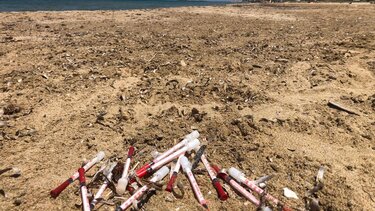 Κυνηγώντας χίμαιρες δίπλα στο κύμα - Στέκι τοξικομανών η παραλία του "Αρίνα"