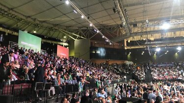 Δεύτερη μέρα του συνεδρίου του ΠΑΣΟΚ με τα φώτα σε Παπανδρέου και Βενιζέλο! 