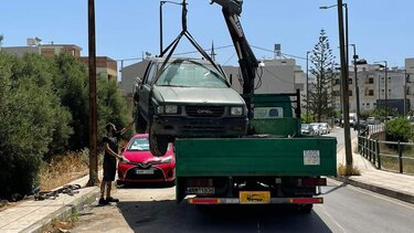 Απομακρύνθηκαν εγκαταλελειμμένα αυτοκίνητα στο δήμο Αγίου Νικολάου