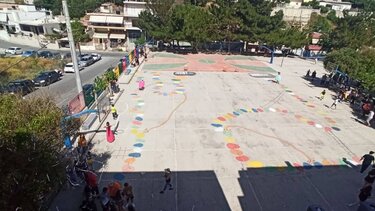 Μεταμόρφωσαν την αυλή του σχολείου σε ένα τεράστιο επιτραπέζιο!