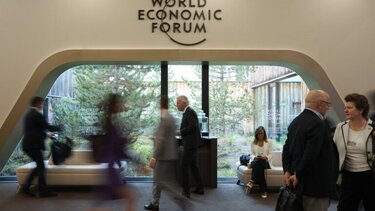 Νταβός: Με διαδηλώσεις εκατομμυριούχων και χωρίς Ρώσους ολιγάρχες