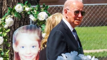 Ο Μπάιντεν στην Ουβάλντε για να απαλύνει τον πόνο μιας τραυματισμένης πόλης