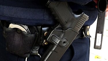 Το επεισόδιο στο μπαρ, η επέμβαση του αστυνομικού, το μαχαίρωμα και ο πυροβολισμός