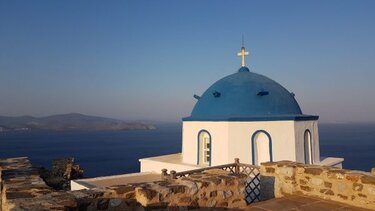 Ποιο είναι το ελληνικό νησί με τις περισσότερες εκκλησίες;