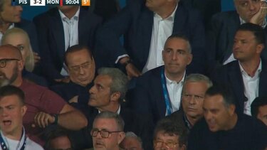 Ο Μπερλουσκόνι αποκοιμήθηκε στην κερκίδα...