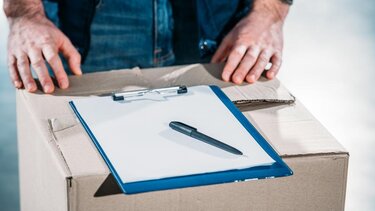 Έστειλε με το πλοίο δέμα με 40.000 (!) ευρώ στην κόρη του αλλά «χάθηκε»