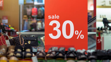 Ξεκινούν οι ενδιάμεσες εκπτώσεις: Τι ελπίζει η αγορά