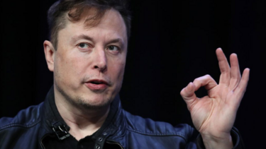 Έλον Μασκ: Η σκληρή ανατροφή του υπήρξε η κινητήρια δύναμη της φιλοδοξίας του, πιστεύει ο πατέρας του