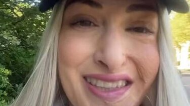 Ιωάννα Παλιοσπύρου: Χαμογελαστή χωρίς μάσκα σε κέντρο αποκατάστασης στη Γαλλία 