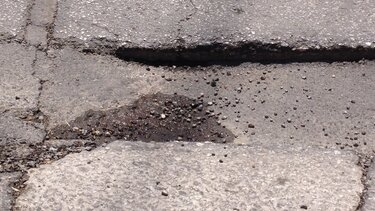 Επικίνδυνη καθίζηση στο οδόστρωμα