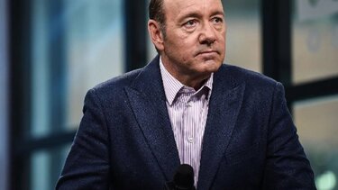 Ποινική δίωξη κατά του Κέβιν Σπέισι για σεξουαλικές επιθέσεις εναντίον τριών ανδρών