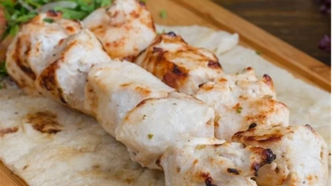 Σουβλάκια κοτόπουλου μαριναρισμένα σε μουστάρδα και λάιμ