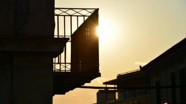 Στο κενό από μπαλκόνι 59χρονη