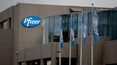 Η Pfizer δεσμεύεται να πωλεί σε τιμή κόστους εμβόλια και φάρμακα στις πιο φτωχές χώρες