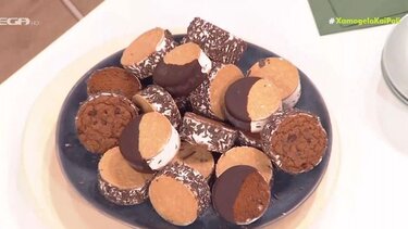 O Χρήστος Βέργαδος μάς ετοιμάζει παγωτό sandwich!