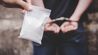 Πάτρα: Έκαναν καμπάνια κατά των ναρκωτικών και βρέθηκαν με χασίς στην κατοχή τους!