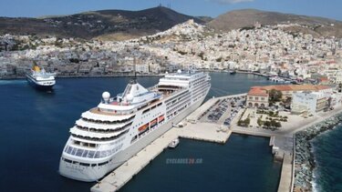 Μια πλωτή πολυτελέστατη πολυκατοικία στο λιμάνι της Ερμούπολης