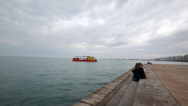 Νεαρός βούτηξε και έβγαλε γυναίκα από τον Θερμαϊκό 