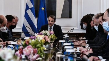 "Ή με τη βαριοπούλα ή με τη βιβλιοθήκη"