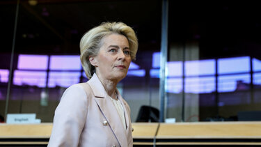 Η Επιτροπή covid καλεί σε ακρόαση τη Φοντ ντερ Λάιεν για τις συμβάσεις των εμβολίων 