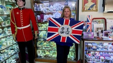 Η γιαγιά με τη μεγαλύτερη συλλογή αναμνηστικών της βασιλικής οικογένειας