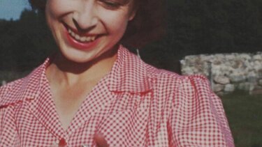 Η βασίλισσα Ελισάβετ σε αθέατες μέχρι σήμερα εικόνες 