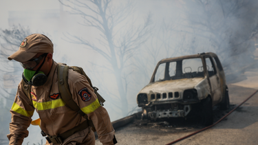 Μάχη με τις αναζωπυρώσεις στη Βούλα - Άνοιξε σχολείο για τη φιλοξενία των κατοίκων