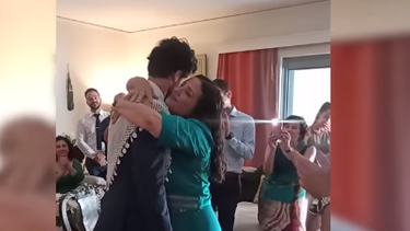 Στιγμιότυπα πριν τον γάμο του Ορφέα Αυγουστίδη - Το δώρο της μητέρας του