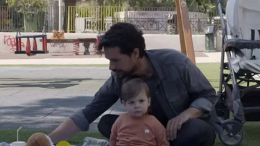 Ο Αστέρης γνώρισε τον γιο του και το Twitter τρελάθηκε