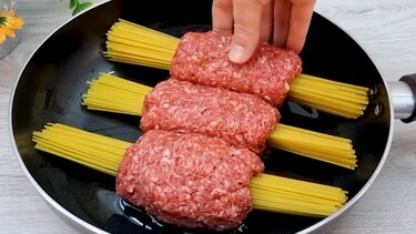 Γευστική πανδαισία: Τυλίξτε τα μακαρόνια με κιμά και στη συνέχεια βάλτε τα στο τηγάνι
