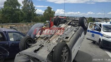 Σφοδρή σύγκρουση με δύο τραυματίες-Το ένα ΙΧ "ήρθε" τούμπα