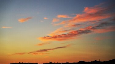 Μια αισιόδοξη καλημέρα με πολύ χρώμα στον ουρανό