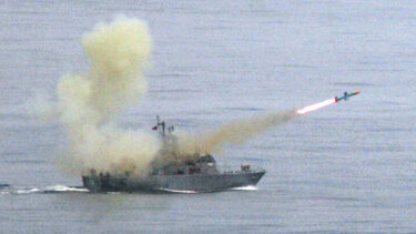 Pωσικό μεταγωγικό πλοίο βυθίστηκε αφού επλήγη από πυραύλους Harpoon