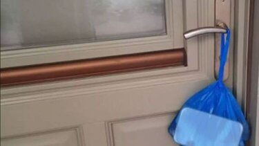 Σκότωσαν γατάκι και κρέμασαν τη σακούλα που το έβαλαν στο σπίτι της προέδρου στο Καμάρι