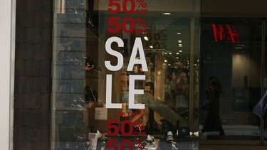 Χειμερινές εκπτώσεις: Έως πότε θα διαρκέσουν - Οι Κυριακές που θα είναι ανοιχτά τα καταστήματα 