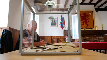 Μακριά από την απόλυτη πλειοψηφία ο Μακρόν – Το πρώτο exit poll από το Βέλγιο