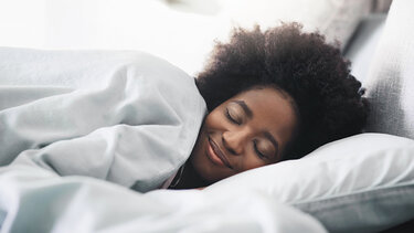 Πέντε πράγματα που μπορείτε να κάνετε την ημέρα για να έχετε καλύτερο ύπνο τη νύχτα