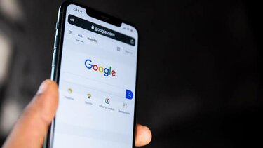 Πώς θα σταματήσετε την Google να σας κρυφακούει