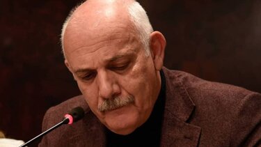 Γιώργος Κιμούλης: Άδειο το θέατρο στην παράσταση του ηθοποιού!