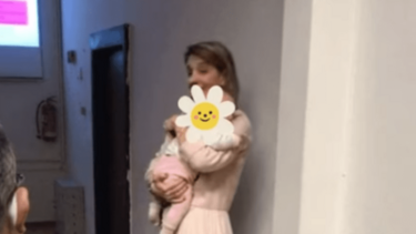 «Να στηρίξουμε τους νέους γονείς», λέει η Χαρίτα Βλάχου που έγινε viral 