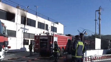 Υπό έλεγχο η πυρκαγιά σε βιομηχανικό χώρο στη Μαγούλα